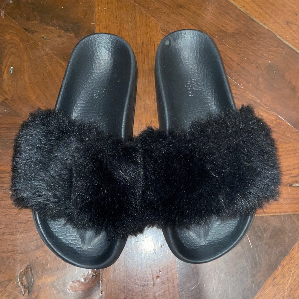 Faux Fur slides in black